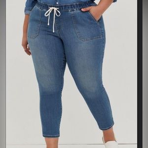 NWT TORRID CROP PULL-ON BOYFRIEND JEAN, SUPER SOFT, MID-RISE
